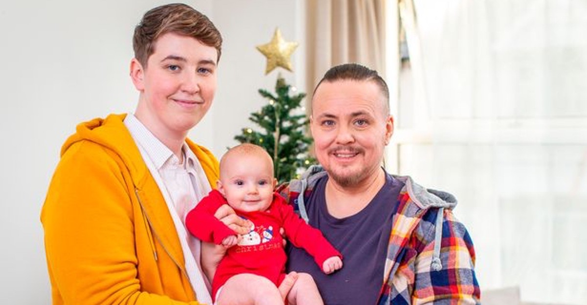 Un hombre trans dio a luz un bebé junto a su pareja, una mujer transgénero que se considera no binaria | Curiosidades