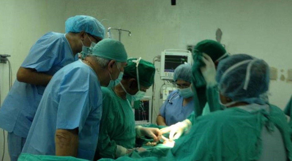 Lo operaron a corazón abierto y días después lo llamaron para avisarle que le dejaron un broche | Actualidad