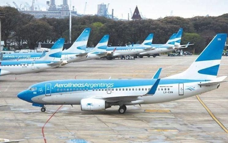 Los vuelos de Aerolíneas Argentinas al exterior también pagarán el impuesto del 30% | Economía