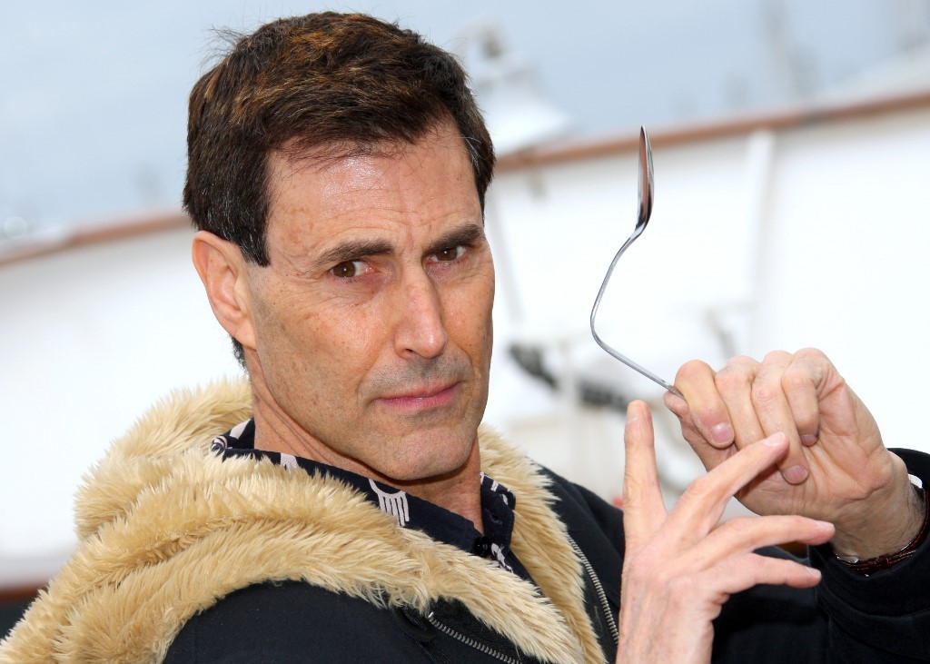 Uri Geller ofrece sus "poderes psíquicos" a Boris Johnson: "Pregunten al Mosad, la CIA" | Internacionales