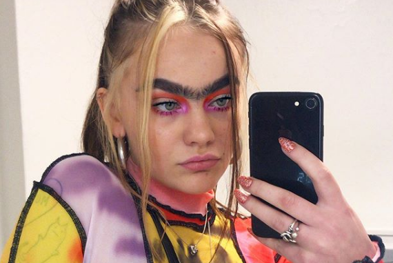 La joven dejó de depilarse las cejas y ahora triunfa como modelo | Curiosidades