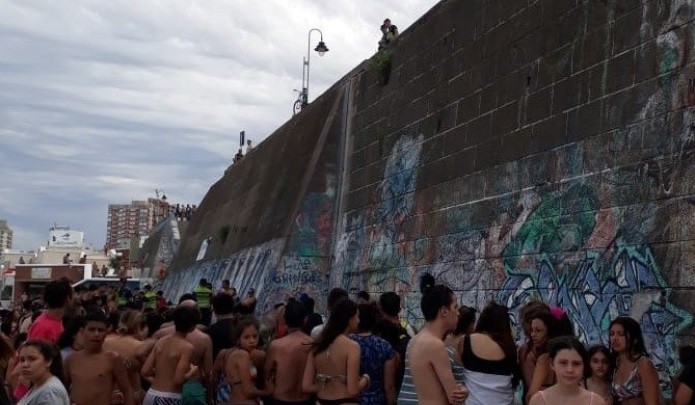 Una mujer de 52 años cayó desde un paredón en una playa de La Perla | Actualidad