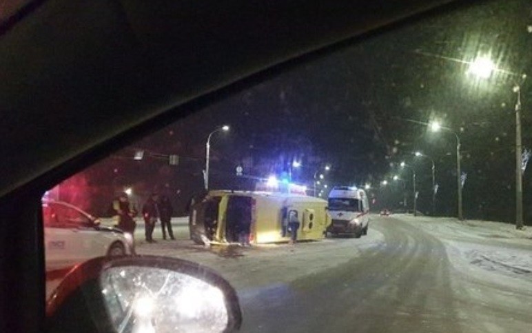 Tras sufrir un accidente de tránsito, murió cuando un auto chocó a la ambulancia que la llevaba al hospital | Internacionales