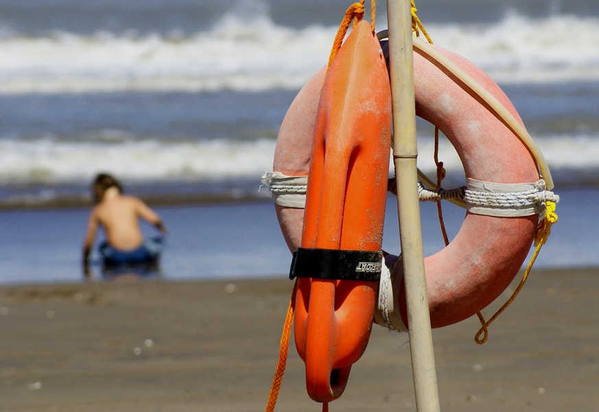 Necochea: los guardavidas suspenden medidas de fuerza para buscar al nadador desaparecido | Actualidad