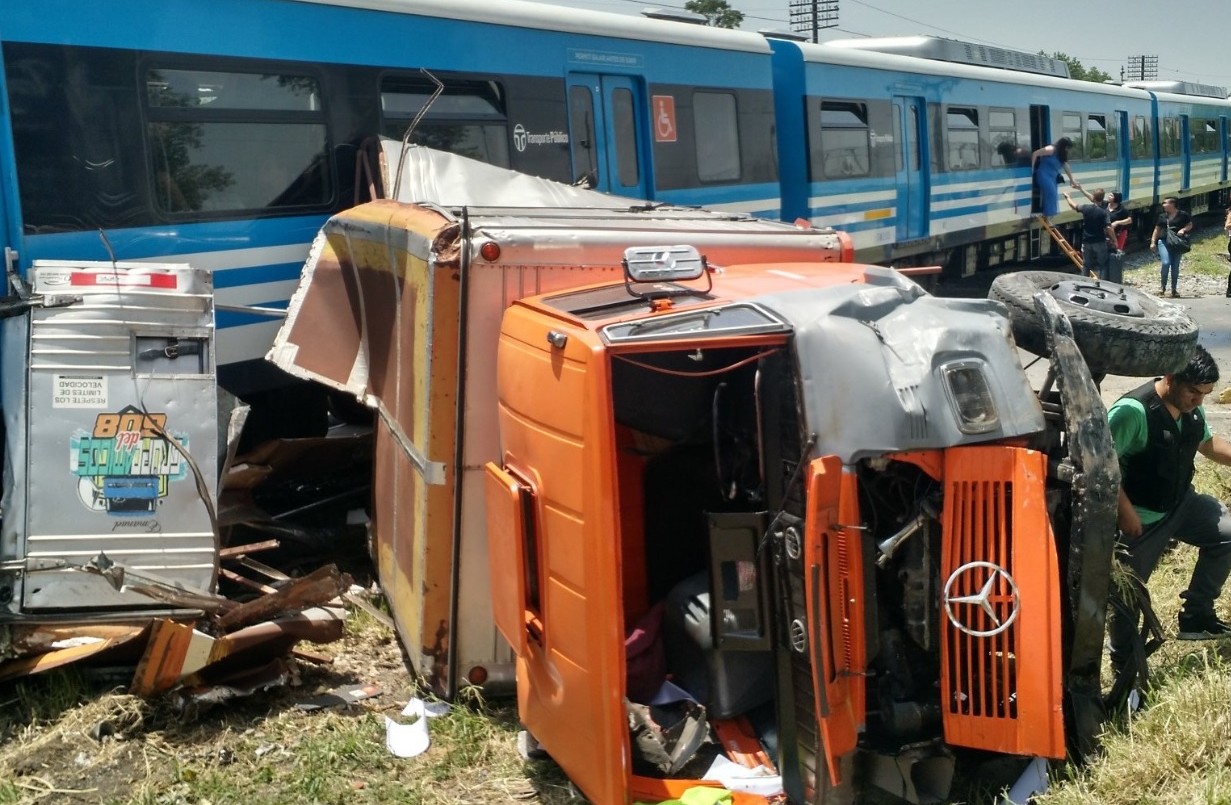 Un tren embistió a un camión en Haedo | Actualidad