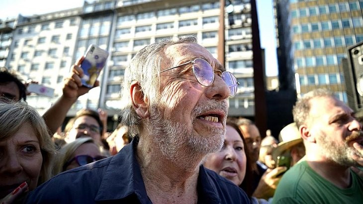 Denunciaron a Luis Brandoni por gritarle "asesina" a Cristina Kirchner durante un acto de homenaje a Nisman | Política