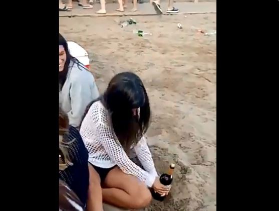 Una mujer logró destapar un vino sin sacacorchos en la playa y se volvió viral | Redes