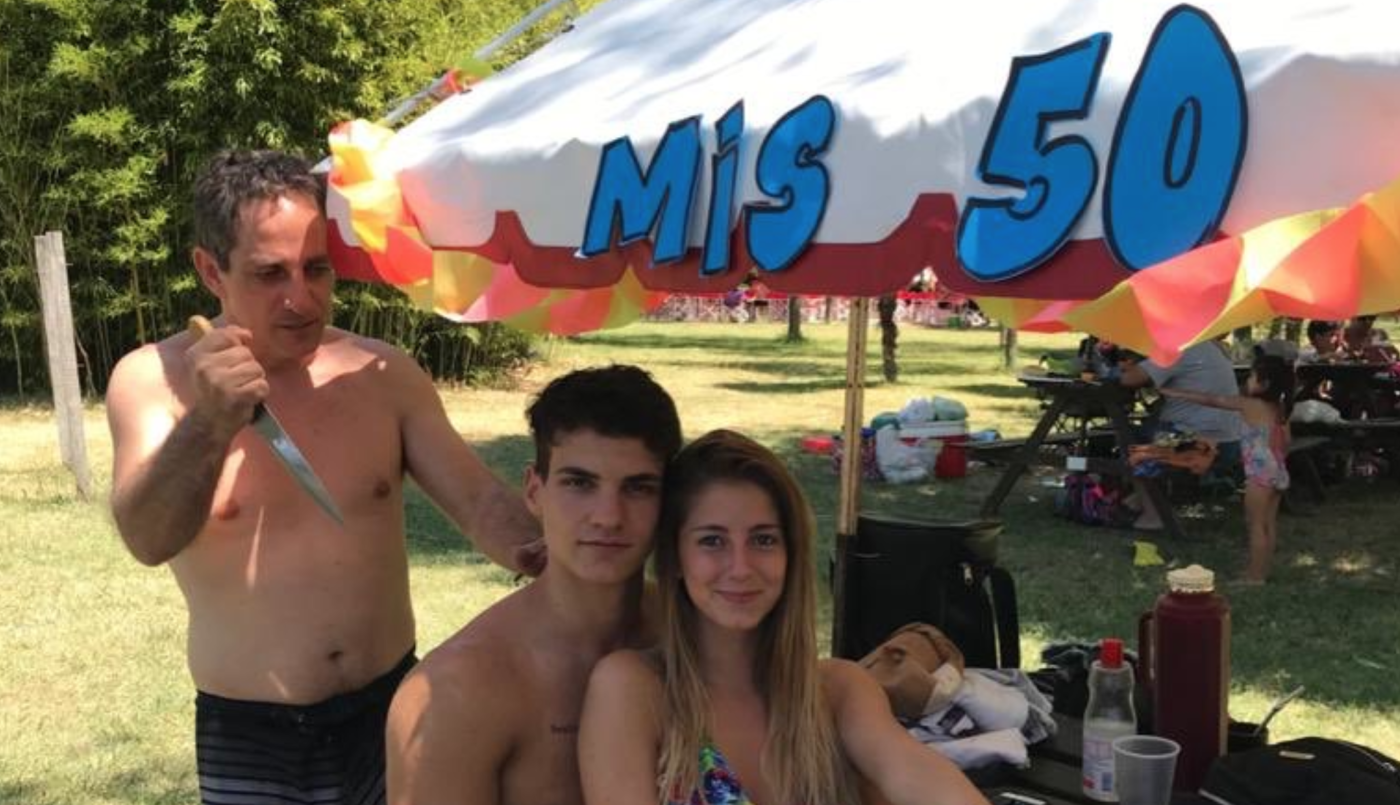 Se sacó una foto con su novia, el suegro la arruinó y se convirtió en meme | Redes