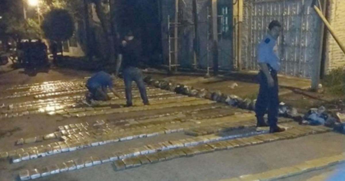 Chocó, huyó y dejó abandonado un auto con 750 kilos de marihuana | Actualidad