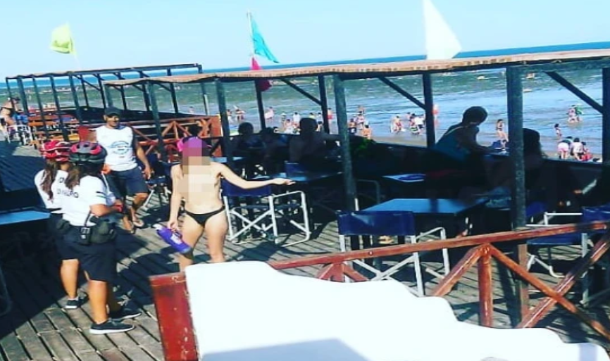 Polémica: una mujer hizo topless en Las Grutas y llamaron a la policía | Actualidad
