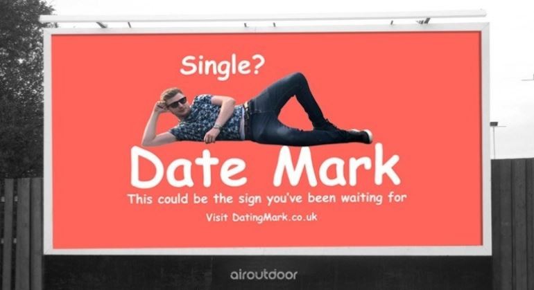 Desesperado: un británico contrató un cartel publicitario para conseguir novia | Curiosidades