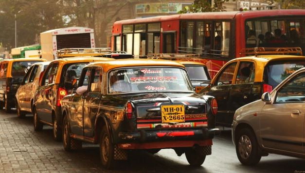 "Si tocás la bocina, semáforo en rojo": el curioso método en la India para penalizar a los conductores impacientes | Curiosidades