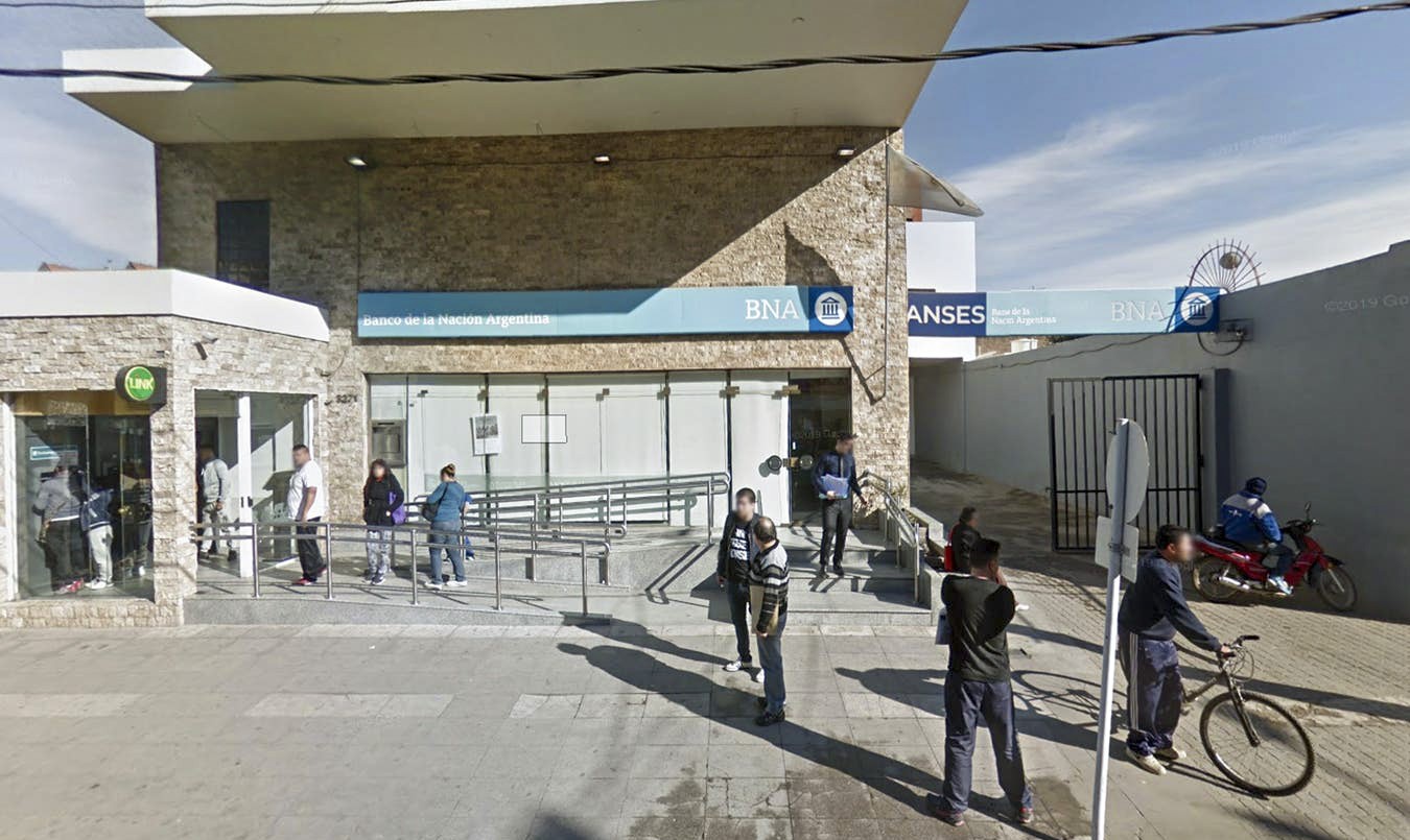 Vuelven a obligar que haya custodios en los bancos tras la ejecución en Isidro Casanova | Actualidad