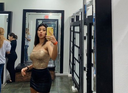 Video: una stripper cayó desde cinco metros mientras hacía el baile del caño y siguió con su show | Curiosidades