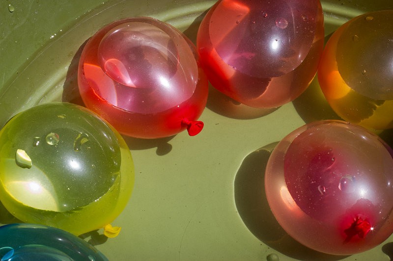 Motociclista se fracturó un brazo cuando chicos le arrojaron "bombuchas" | Actualidad