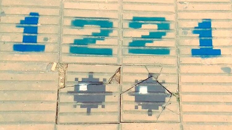 La genial idea de un artista para marcar las baldosas flojas de La Plata | Curiosidades