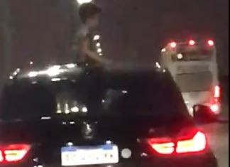 Sin cinturón y parado: el nene que desafía la seguridad vial en la Autopista Buenos Aires-La Plata | Redes