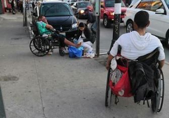 Una enfermera se detuvo a limpiar la herida infectada de un indigente | Redes