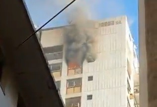 Incendio en un edificio de Microcentro: dotaciones de bomberos trabajan en el lugar | Actualidad