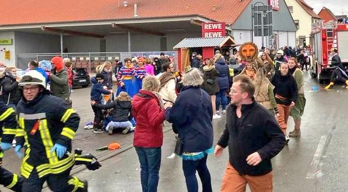 Un auto embistió a una multitud en un desfile de carnaval en Alemania: 15 heridos | Internacionales