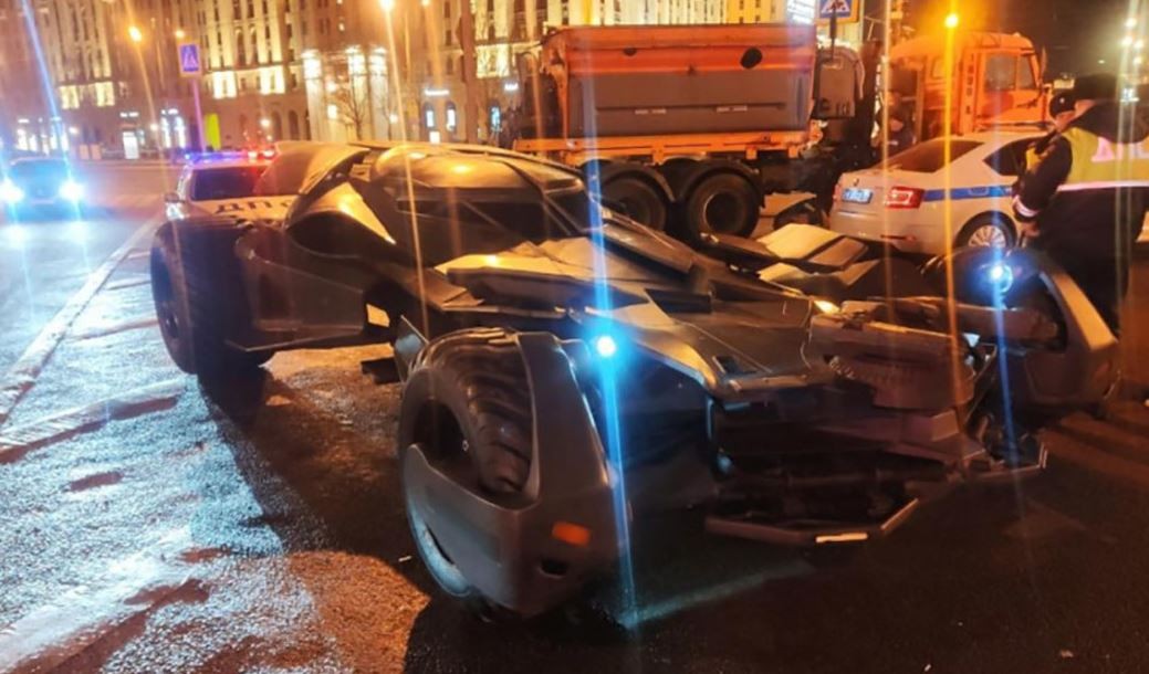 Video: detuvieron al falso Batman por recorrer las calles de Moscú con un "Batimóvil" casero | Curiosidades