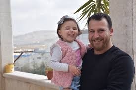 La nena siria a la que su padre le enseñó a reír de las bombas logró escapar de la guerra | Internacionales