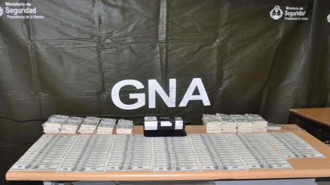 Detienen en Tucumán a un hombre que viajaba con 300 mil dólares falsos | Actualidad