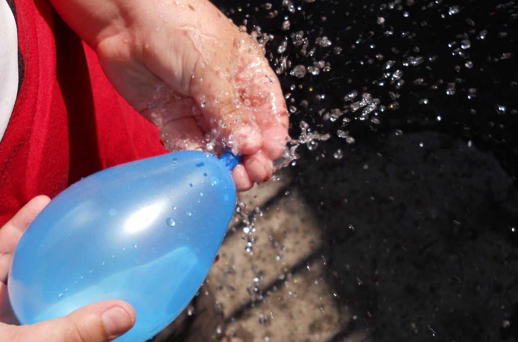 Murió asfixiada una nena a la que se le rompió una bombita de agua en la boca | Actualidad