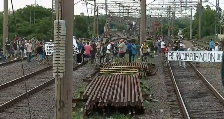 La Línea Roca circula con servicio limitado por un piquete en la estación Hipólito Yrigoyen | Actualidad