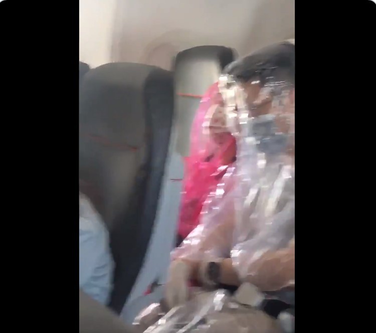 Viajaron en avión envueltos de plástico por miedo al Coronavirus | Internacionales
