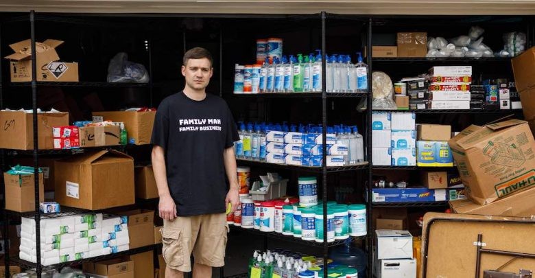 Indignación con un hombre que acopió más de 17 mil botellas de alcohol en gel para vender | Internacionales