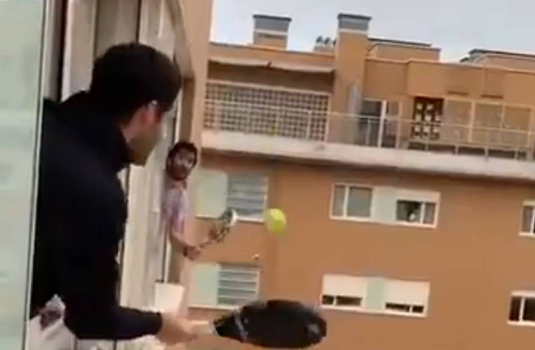 Video viral: el "paddle de ventana" para no aburrirse durante la cuarentena por el coronavirus | Internacionales
