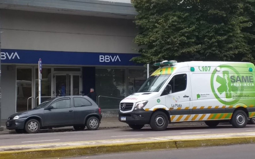 Le robaron $700 mil en un banco, mientras le entregaba el dinero al cajero | Actualidad
