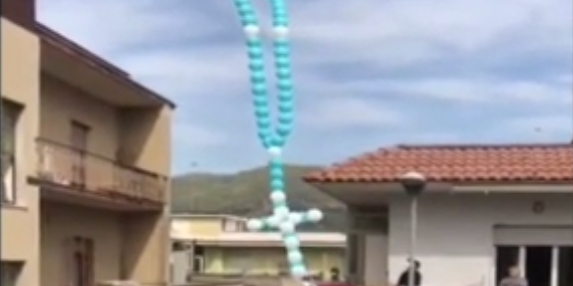 Plegaria al cielo: lanzan desde Italia un rosario de globos para Argentina | Redes