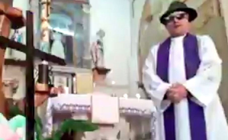 Desopilante: un sacerdote olvidó desactivar los filtros de Facebook durante una misa en vivo | Redes