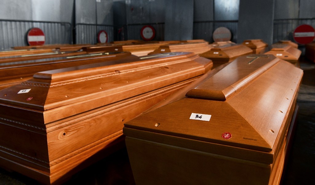 "Llegan tantos féretros que no sabemos ni dónde meterlos": el drama del coronavirus en una funeraria | Internacionales