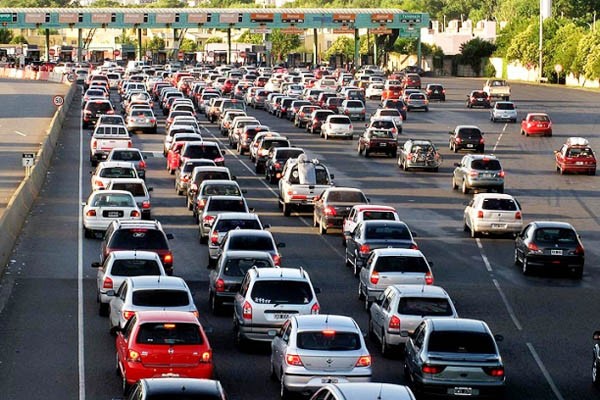 Intenso movimiento vehicular en la Ruta 2 hacia la costa por los feriados | Actualidad