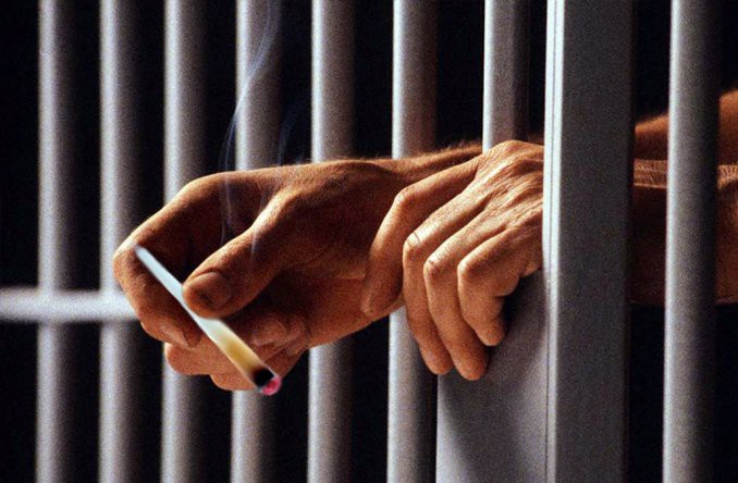 Decomisan en una cárcel riojana cigarrillos de marihuana hechos con hojas de la Biblia | Actualidad