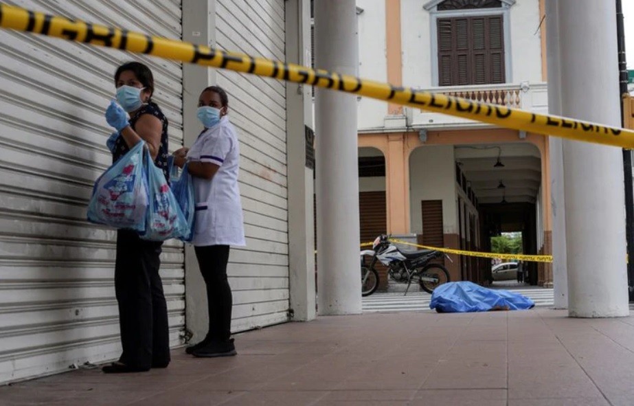 Pesadilla por el coronavirus en Guayaquil: tiran a la calle a los muertos | Internacionales