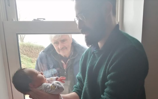 El abuelo que conoció a su nieto a través de la ventana por el coronavirus | Internacionales