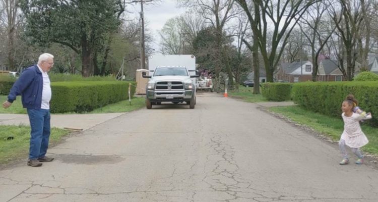 Video: el baile a distancia del abuelo con su pequeña nieta en plena cuarentena | Curiosidades