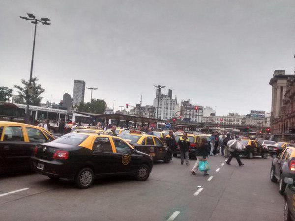 Piquetes de taxistas en la Ciudad por el arranque de Uber | Actualidad