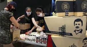 La hija del Chapo Guzmán reparte ayuda a los ancianos en cajas con la imagen de su padre | Internacionales