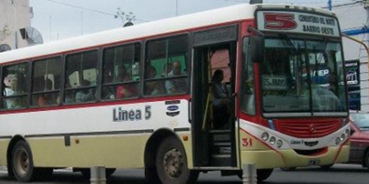 Insólito: secuestraron un colectivo para ir al cortejo fúnebre de un amigo | Actualidad