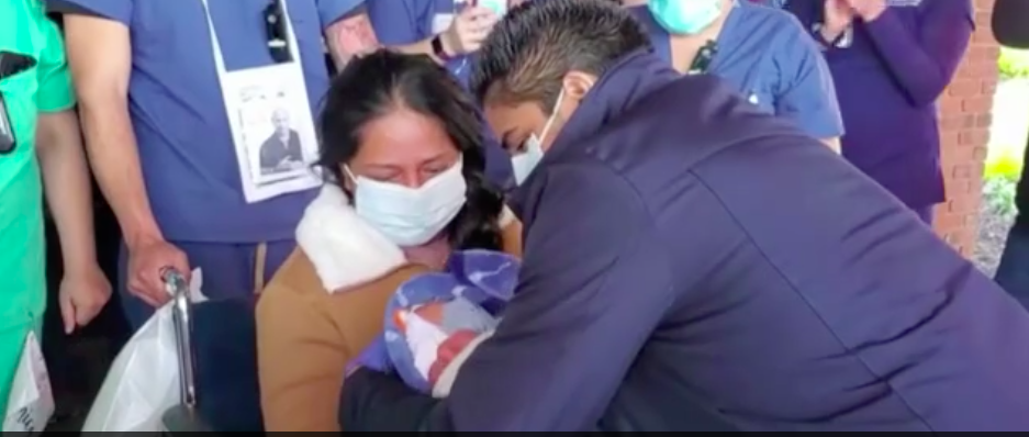 Video: el momento en que una mujer que dio a luz con coronavirus conoce a su bebé de 11 días | Internacionales