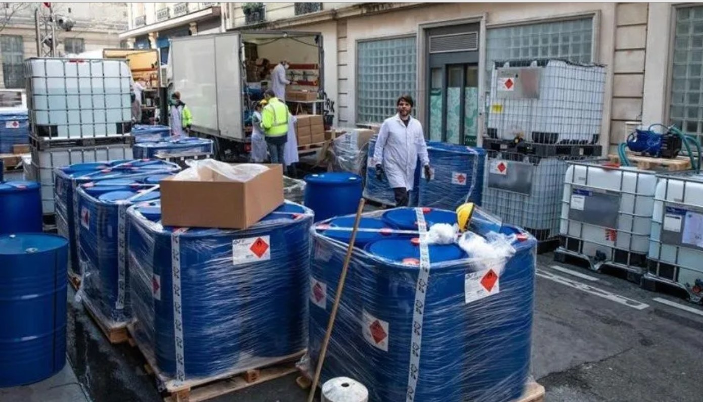 Francia: armó un laboratorio en la calle y fabrica 7 mil litros de desinfectante por día | Internacionales