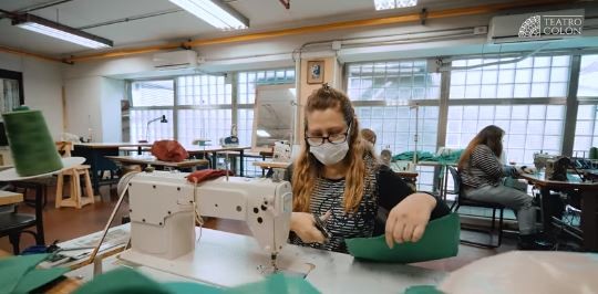 Voluntarios hacen barbijos en los talleres de vestuario del Teatro Colón | Actualidad