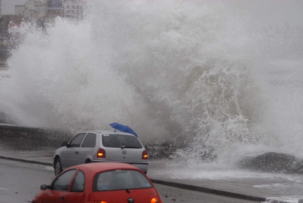 Cortan la costa marplatense por posibles olas de hasta tres metros de altura | Actualidad
