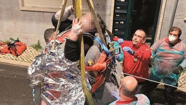 Pesaba 300 kilos, lo intentaron rescatar con una grúa y murió antes de llegar al hospital | Curiosidades