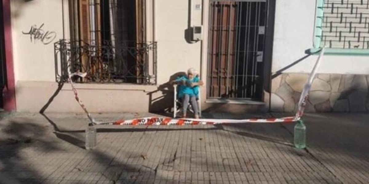 La abuela que "cerró" su vereda para poder tomar mate en la puerta de su casa | Curiosidades